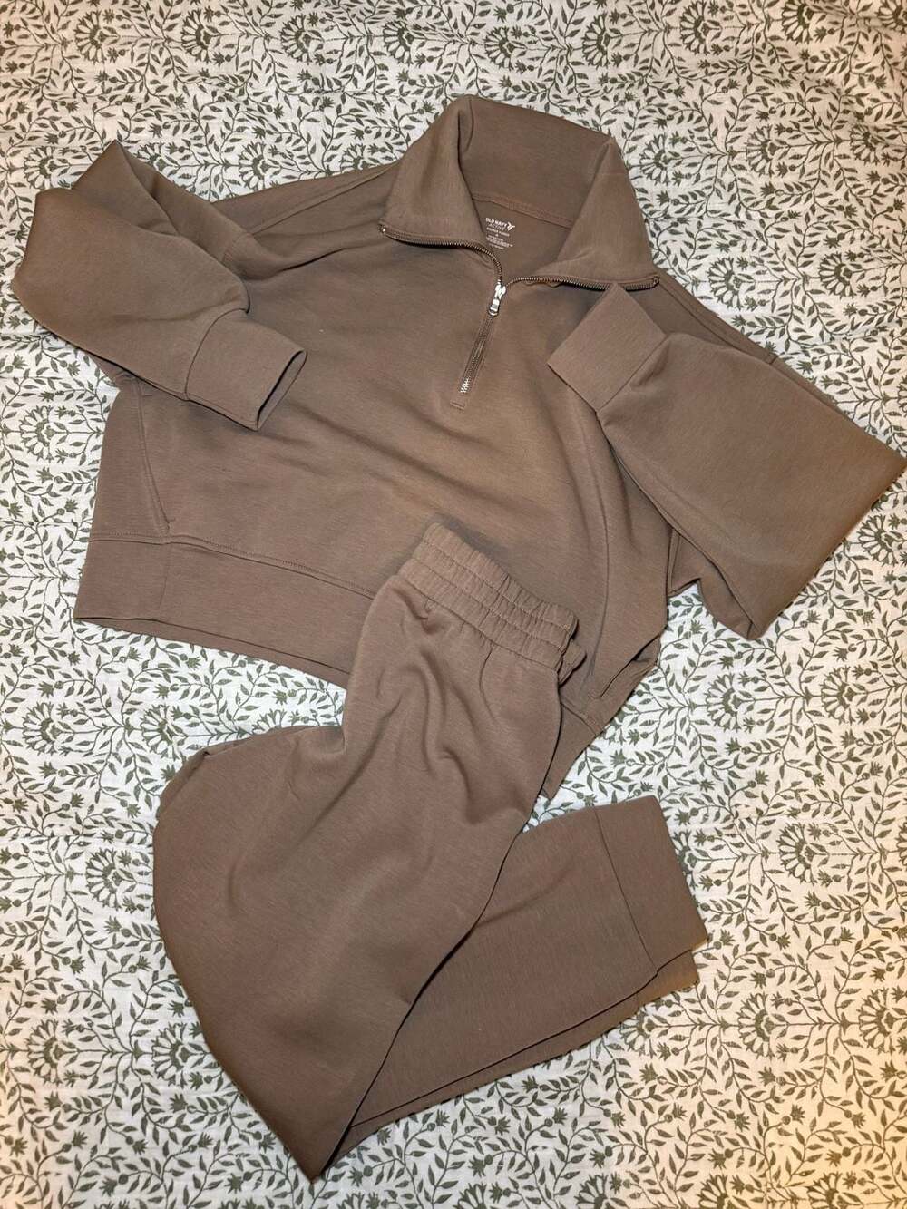 Old Navy Active Bounce Fleece Half-Zip Sweatshirt and Jogger Set Size M